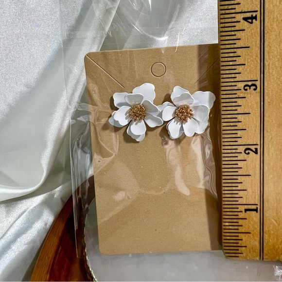 White Single Flower Dangle Boho Earrings - Picture 3 of 5